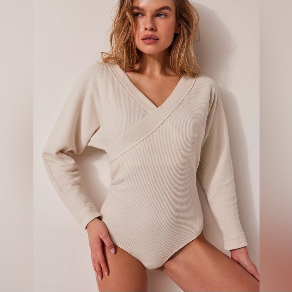 Free People Lovin this Feeling surplice off-white bodysuit size Small